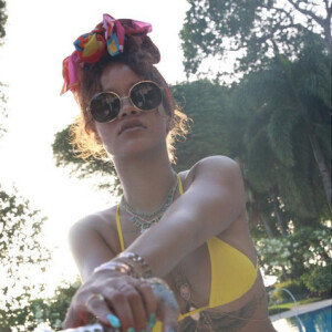 Rihanna, irrésistible dans son bikini jaune Charlie by MZ à la Barbade. Photo publiée le 31 juillet 2015.