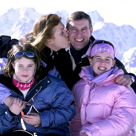 Sarah Ferguson et le prince Andrew à Verbier (Suisse) en février 2001 avec leurs filles les princesses Eugenie et Beatrice d'York.