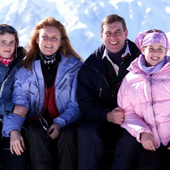 Sarah Ferguson et le prince Andrew à Verbier (Suisse) en février 2001 avec leurs filles les princesses Eugenie et Beatrice d'York.
