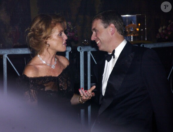 Sarah Ferguson et le prince Andrew en septembre 2002 lors d'une soirée à la Tour de Londres.