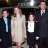 Sarah Ferguson et le prince Andrew avec leurs filles les princesses Beatrice et Eugenie d'York en décembre 2000 à Londres lors d'une avant-première des 102 dalmatiens.