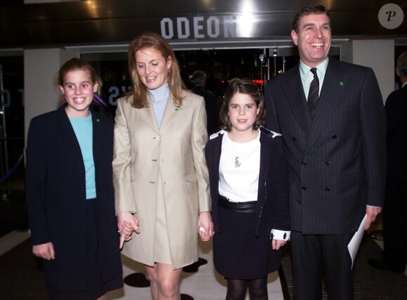 Sarah Ferguson et le prince Andrew avec leurs filles les princesses Beatrice et Eugenie d'York en décembre 2000 à Londres lors d'une avant-première des 102 dalmatiens.