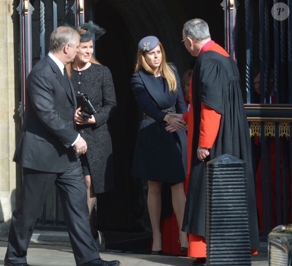 La princesse Beatrice, Sarah Ferguson et le prince Andrew lors de la messe en hommage à Sir David Frost en l'Abbaye de Westminster à Londres, le 13 mars 2014.