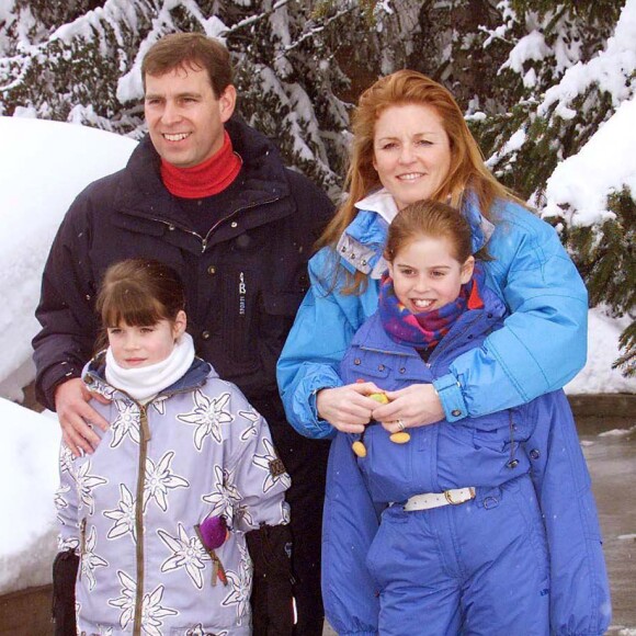Le prince Andrew et Sarah Ferguson à Verbier (Suisse) en février 1999 avec leurs filles les princesses Eugenie et Beatrice d'York.