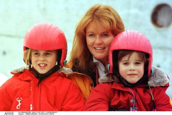 Sarah Ferguson à Verbier (Suisse) en février 1997 avec ses filles les princesses Beatrice et Eugenie d'York.