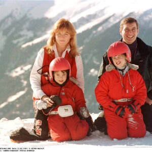 Sarah Ferguson, duchesse d'York, et le prince Andrew, duc d'York, à Verbier (Suisse) en février 1997 avec leurs filles les princesses Eugenie et Beatrice d'York.