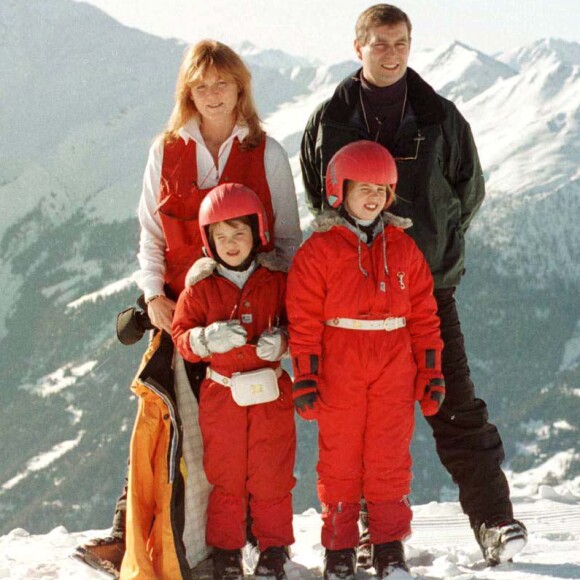 Sarah Ferguson, duchesse d'York, et le prince Andrew, duc d'York, à Verbier (Suisse) en février 1997 avec leurs filles les princesses Eugenie et Beatrice d'York.
