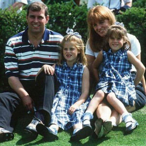Le prince Andrew et la duchesse Sarah Ferguson en août 1996 avec leurs filles les princesses Beatrice et Eugenie d'York.