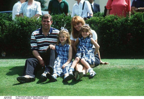 Le prince Andrew et la duchesse Sarah Ferguson en août 1996 avec leurs filles les princesses Beatrice et Eugenie d'York.