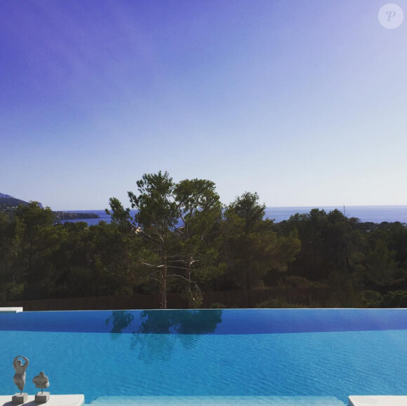 Laura Smet heureuse de la vue sur la piscine à Ibiza