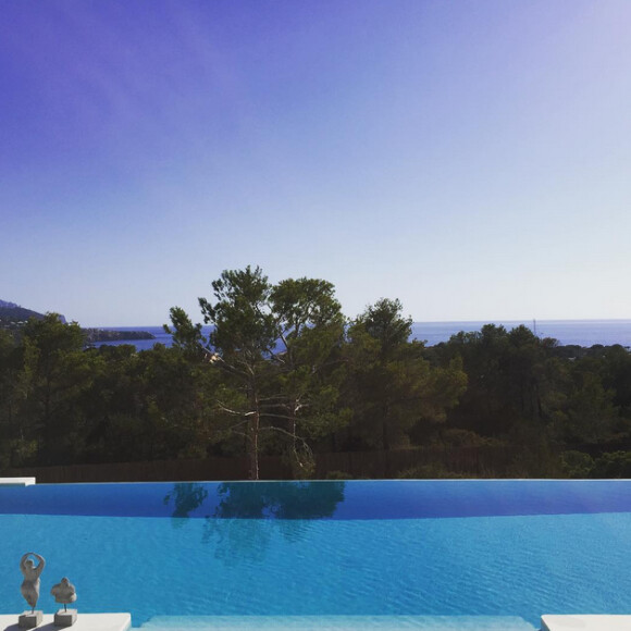 Laura Smet heureuse de la vue sur la piscine à Ibiza