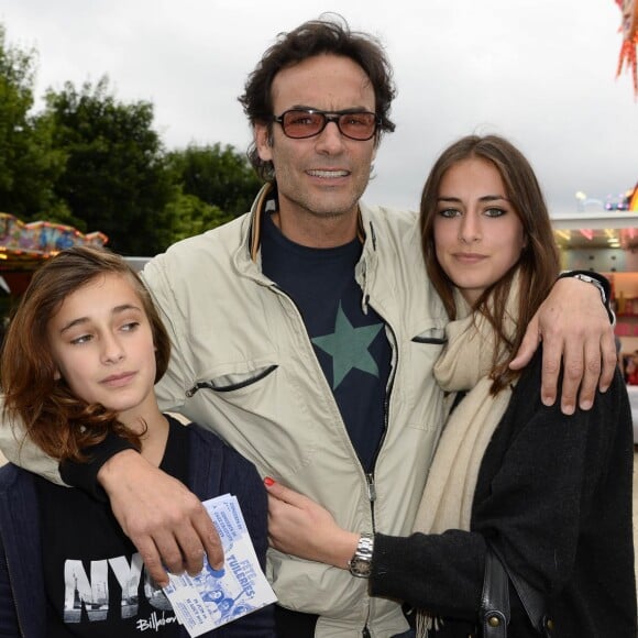 Anthony Delon avec ses filles Liv et Loup lors de l'inauguration de la Fête des Tuileries à Paris le 28 juin 2013