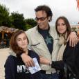 Anthony Delon avec ses filles Liv et Loup lors de l'inauguration de la Fête des Tuileries à Paris le 28 juin 2013