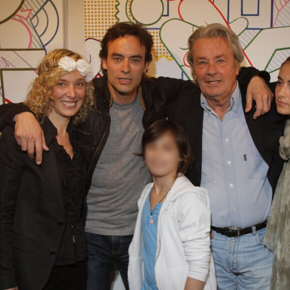 Exclusif - Anthony Delon avec son père Alain et ses filles Liv et Loup le 22 mai 2012 lors du vernissage de l'exposition Princess's Tour de Valeria Attinelli (à gauche) à Paris.