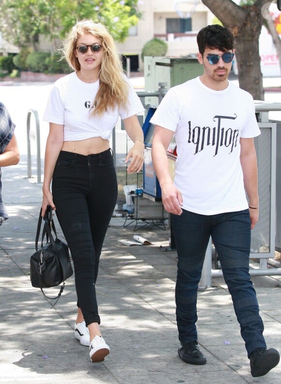 Joe Jonas et sa compagne Gigi Hadid se sont arrêtés chez Party City avec une amie à West Hollywood. Le 22 juillet 2015