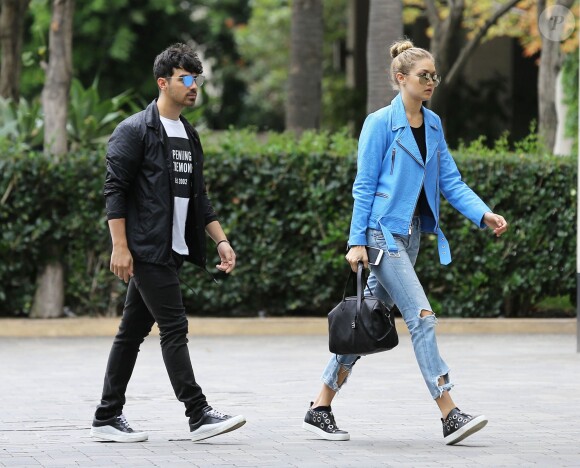 Gigi Hadid et son petit-ami Joe Jonas se promènent à West Hollywood, le 21 juillet 2015.