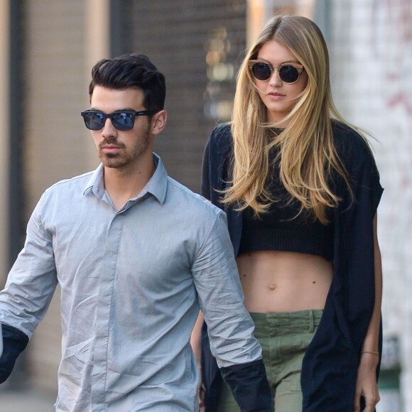 Joe Jonas et sa petite amie Gigi Hadid se rendent au concert de Taylor Swift à New York. Le couple a rejoint Nick Jonas en chemin. Le 11 juillet 2015