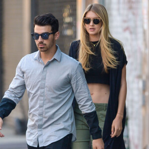 Joe Jonas et sa petite amie Gigi Hadid se rendent au concert de Taylor Swift à New York. Le couple a rejoint Nick Jonas en chemin. Le 11 juillet 2015