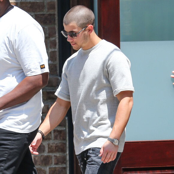 Nick Jonas, crâne rasé, sort de l'hôtel Bowery à New York. Le 19 juillet 2015