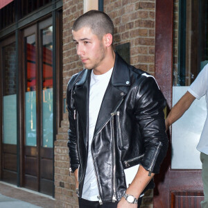 Joe Jonas et sa petite amie Gigi Hadid se rendent au concert de Taylor Swift à New York. Le couple a rejoint Nick Jonas en chemin. Le 11 juillet 2015