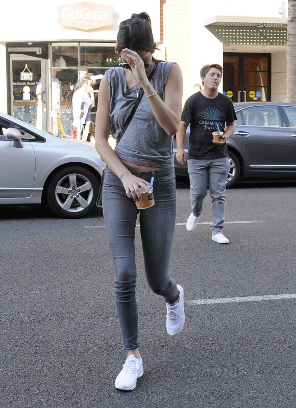 Kendall Jenner est allée chercher avec un ami des yaourts glacés à emporter à Beverly Hills, le 3 aout 2015