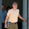 Harrison Ford très souriant après un vol alors qu'il sort du hangar de l'aéroport de Santa Monica, le 28 mai 2015. L'acteur, très brave, a repris l'avion malgré son accident en mars dernier.  Harrison Ford proves he's as fearless as the iconic characters he's portrayed over the years as he's spotted leaving the hangar at the airport on May 28, 2015 in Santa Monica, California. Harrison was all smiles after taking to the skies since his horrible plane crash in March!28/05/2015 - Santa Monica