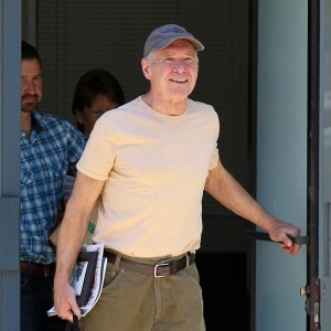 Harrison Ford très souriant après un vol alors qu'il sort du hangar de l'aéroport de Santa Monica, le 28 mai 2015. L'acteur, très brave, a repris l'avion malgré son accident en mars dernier.  Harrison Ford proves he's as fearless as the iconic characters he's portrayed over the years as he's spotted leaving the hangar at the airport on May 28, 2015 in Santa Monica, California. Harrison was all smiles after taking to the skies since his horrible plane crash in March!28/05/2015 - Santa Monica