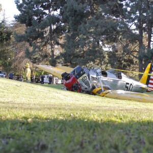 Harrison Ford a été blessé quand le petit avion biplace dans lequel il se trouvait s'est écrasé sur un parcours de golf dans les environs de Los Angeles, le 5 mars 2015 'Star Wars' actor Harrison Ford was rushed to the hospital after crashing a vintage 2-seater fighter plane he was piloting into the Penmar golf course in Venice, California on March 5, 2015. It is being reported that Ford suffered multiple gashes to his head and was bleeding at the scene. Pictured are General Views of the small plane and firemen on the scene.05/03/2015 - Venice