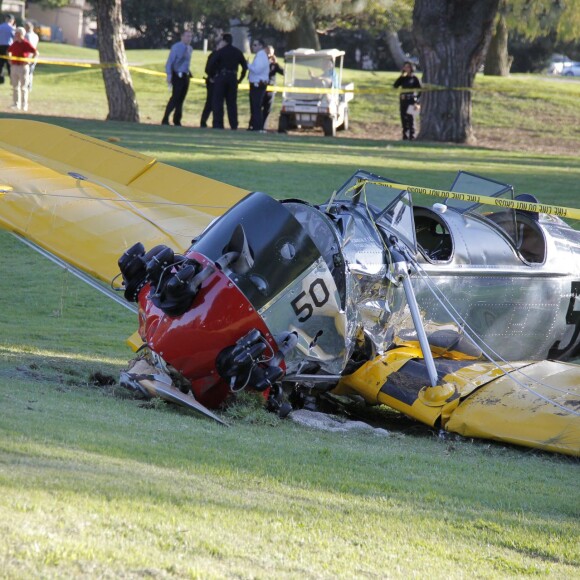 Harrison Ford a été blessé quand le petit avion biplace dans lequel il se trouvait s'est écrasé sur un parcours de golf dans les environs de Los Angeles, le 5 mars 2015 'Star Wars' actor Harrison Ford was rushed to the hospital after crashing a vintage 2-seater fighter plane he was piloting into the Penmar golf course in Venice, California on March 5, 2015. It is being reported that Ford suffered multiple gashes to his head and was bleeding at the scene. Pictured are General Views of the small plane and firemen on the scene.05/03/2015 - Venice