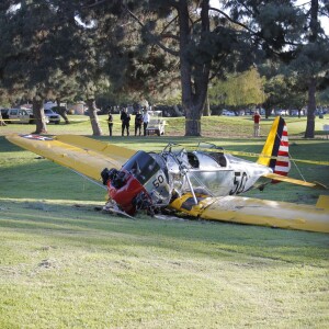 Harrison Ford a été blessé quand le petit avion biplace dans lequel il se trouvait s'est écrasé sur un parcours de golf dans les environs de Los Angeles, le 5 mars 2015 'Star Wars' actor Harrison Ford was rushed to the hospital after crashing a vintage 2-seater fighter plane he was piloting into the Penmar golf course in Venice, California on March 5, 2015. It is being reported that Ford suffered multiple gashes to his head and was bleeding at the scene. Pictured are General Views of the small plane and firemen on the scene.05/03/2015 - Venice