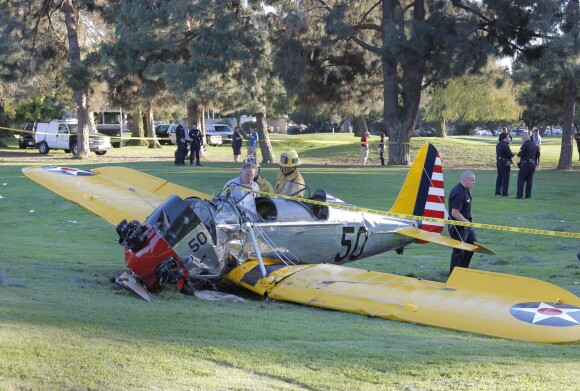Harrison Ford a été blessé quand le petit avion biplace dans lequel il se trouvait s'est écrasé sur un parcours de golf dans les environs de Los Angeles, le 5 mars 2015 'Star Wars' actor Harrison Ford was rushed to the hospital after crashing a vintage 2-seater fighter plane he was piloting into the Penmar golf course in Venice, California on March 5, 2015. It is being reported that Ford suffered multiple gashes to his head and was bleeding at the scene. Pictured are General Views of the small plane and firemen on the scene.05/03/2015 - Venice