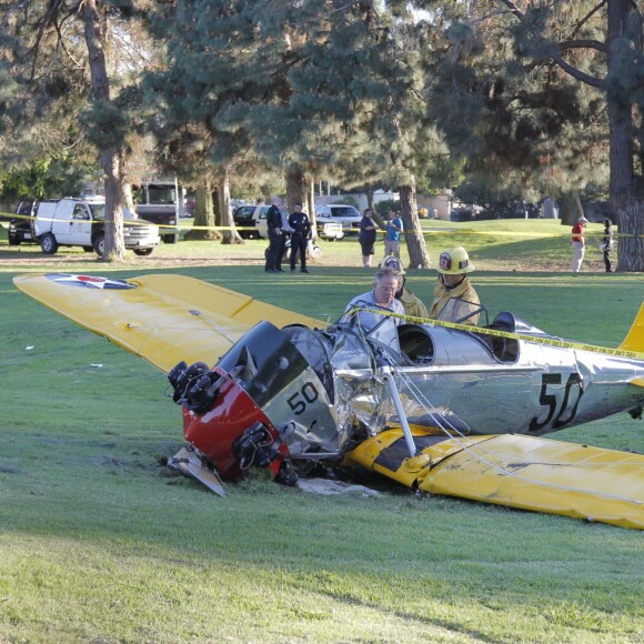 Harrison Ford a été blessé quand le petit avion biplace dans lequel il se trouvait s'est écrasé sur un parcours de golf dans les environs de Los Angeles, le 5 mars 2015 'Star Wars' actor Harrison Ford was rushed to the hospital after crashing a vintage 2-seater fighter plane he was piloting into the Penmar golf course in Venice, California on March 5, 2015. It is being reported that Ford suffered multiple gashes to his head and was bleeding at the scene. Pictured are General Views of the small plane and firemen on the scene.05/03/2015 - Venice