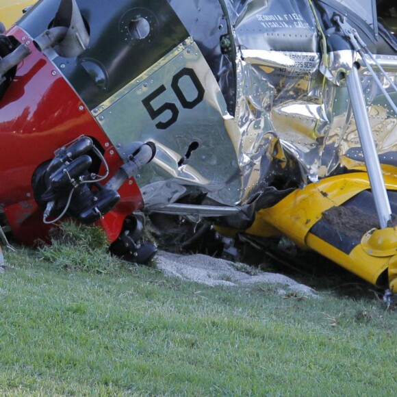 Harrison Ford a été blessé quand le petit avion biplace dans lequel il se trouvait s'est écrasé sur un parcours de golf dans les environs de Los Angeles, le 5 mars 2015 'Star Wars' actor Harrison Ford was rushed to the hospital after crashing a vintage 2-seater fighter plane he was piloting into the Penmar golf course in Venice, California on March 5, 2015. It is being reported that Ford suffered multiple gashes to his head and was bleeding at the scene. Pictured are General Views of the small plane and firemen on the scene.05/03/2015 - Venice