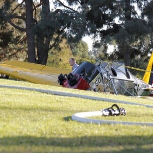 Harrison Ford a été blessé quand le petit avion biplace dans lequel il se trouvait s'est écrasé sur un parcours de golf dans les environs de Los Angeles, le 5 mars 2015 'Star Wars' actor Harrison Ford was rushed to the hospital after crashing a vintage 2-seater fighter plane he was piloting into the Penmar golf course in Venice, California on March 5, 2015. It is being reported that Ford suffered multiple gashes to his head and was bleeding at the scene. Pictured are General Views of the small plane and firemen on the scene.05/03/2015 - Venice