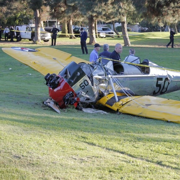 Harrison Ford a été blessé quand le petit avion biplace dans lequel il se trouvait s'est écrasé sur un parcours de golf dans les environs de Los Angeles, le 5 mars 2015 'Star Wars' actor Harrison Ford was rushed to the hospital after crashing a vintage 2-seater fighter plane he was piloting into the Penmar golf course in Venice, California on March 5, 2015. It is being reported that Ford suffered multiple gashes to his head and was bleeding at the scene. Pictured are General Views of the small plane and firemen on the scene.05/03/2015 - Venice