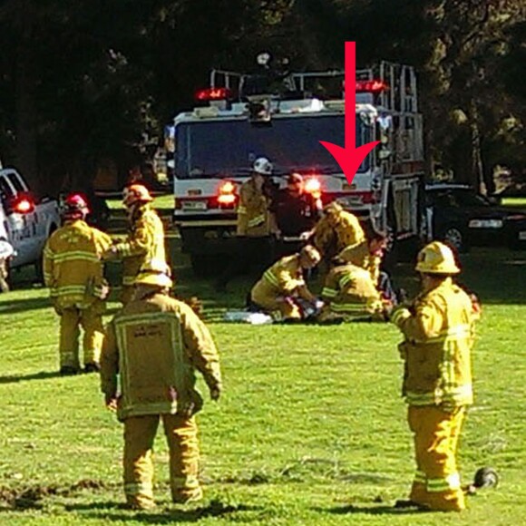 Exclusif - Harrison Ford se fait soigner par les pompiers suite à son accident d'avion à Venice en Californie, le 5 mars 2015.