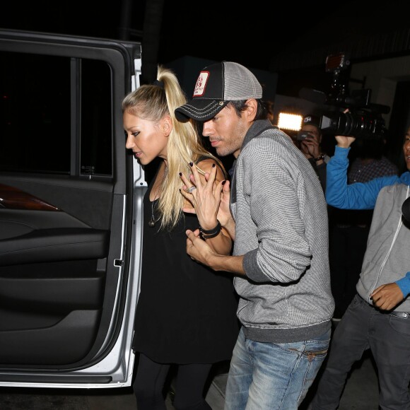 Enrique Iglesias et Anna Kournikova à la sortie du Palm Restaurant à Beverly Hills, le 6 août 2015.