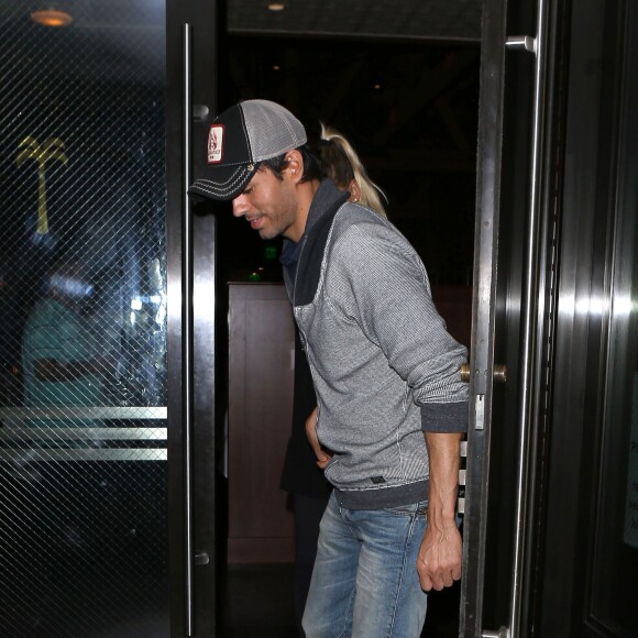 Enrique Iglesias et Anna Kournikova à la sortie du Palm Restaurant à Beverly Hills, le 6 août 2015.