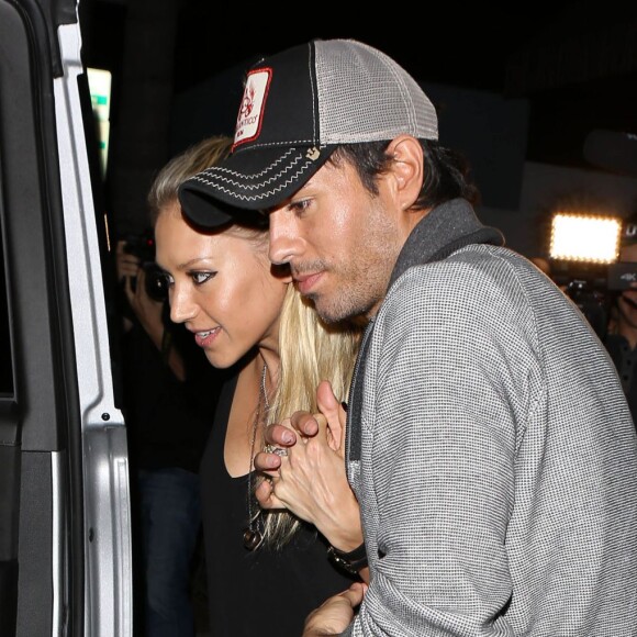 Enrique Iglesias et la belle Anna Kournikova à la sortie du Palm Restaurant à Beverly Hills, le 6 août 2015.