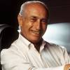 Juan Manuel Fangio est décédé à 84 ans le 17 juillet 1995. Enterré dans sa ville natale de Balcarce, en Argentine, ses restes ont été exhumés sur ordre de la justice pour un test ADN le 7 août 2015 dans le cadre de la procédure en reconnaissance de paternité d'Oscar Espinosa.