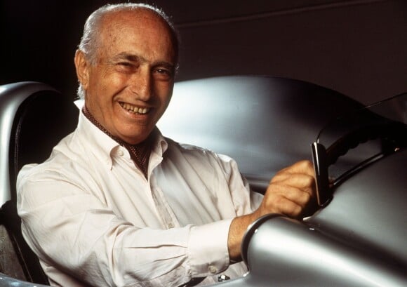 Juan Manuel Fangio est décédé à 84 ans le 17 juillet 1995. Enterré dans sa ville natale de Balcarce, en Argentine, ses restes ont été exhumés sur ordre de la justice pour un test ADN le 7 août 2015 dans le cadre de la procédure en reconnaissance de paternité d'Oscar Espinosa.