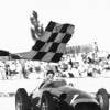 Juan Manuel Fangio décrochant son cinquième et dernier titre de champion du monde de Formule 1 en Allemagne en août 1957. Enterré dans sa ville natale de Balcarce, en Argentine, ses restes ont été exhumés sur ordre de la justice pour un test ADN le 7 août 2015 dans le cadre de la procédure en reconnaissance de paternité d'Oscar Espinosa.