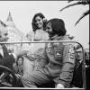 Juan Manuel Fangio avec Emerson Fitipaldi au Festival de Cannes 1974. Enterré dans sa ville natale de Balcarce, en Argentine, ses restes ont été exhumés sur ordre de la justice pour un test ADN le 7 août 2015 dans le cadre de la procédure en reconnaissance de paternité d'Oscar Espinosa.