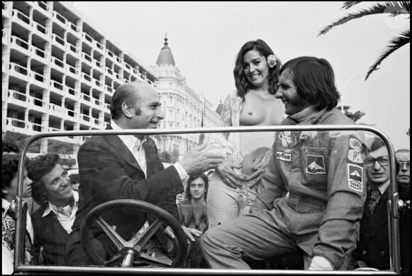 Juan Manuel Fangio avec Emerson Fitipaldi au Festival de Cannes 1974. Enterré dans sa ville natale de Balcarce, en Argentine, ses restes ont été exhumés sur ordre de la justice pour un test ADN le 7 août 2015 dans le cadre de la procédure en reconnaissance de paternité d'Oscar Espinosa.