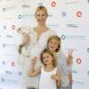 Malgré la perte définitive de la garde de ses enfants, qu'elle a pour tout l'été en vacances, l'actrice Kelly Rutherford, son fils Hermes et sa fille Helena ont assisté à l'oeuvre caritative "Ovarian Cancer Research Fund's Super Saturday" à Water Mill. Le 25 juillet 2015