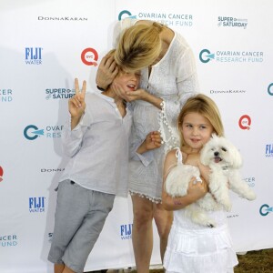 Malgré la perte définitive de la garde de ses enfants, qu'elle a pour tout l'été en vacances, l'actrice Kelly Rutherford, son fils Hermes et sa fille Helena ont assisté à l'oeuvre caritative "Ovarian Cancer Research Fund's Super Saturday" à Water Mill. Le 25 juillet 2015  