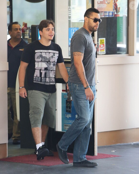 Prince Jackson fait le plein d'essence avec son garde du corps à Calabasas le 14 juillet 2015. 