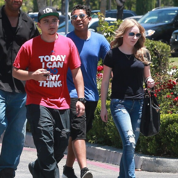 Prince Jackson, le fils aîné de Michael Jackson, et sa petite-amie sont allés déjeuner dehors avec des membres de sa famille à Calabasas, le 20 juin 2015.