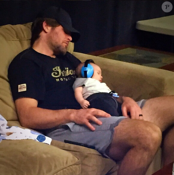 Mike, mari de Carrie Underwood, et leur bébé Isaiah, photo Instagram, 2015