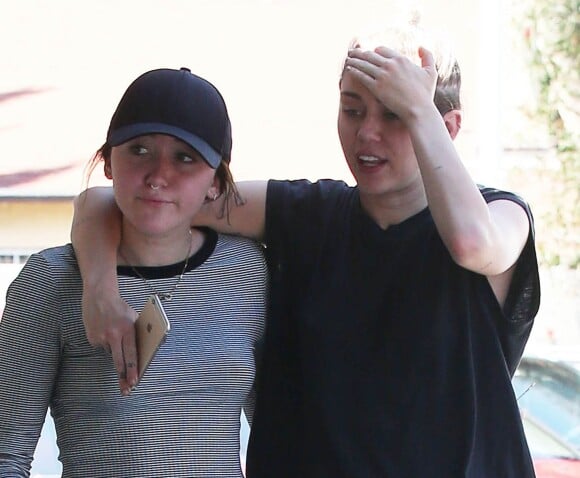 Miley Cyrus va déjeuner avec sa soeur Noah à Sherman Oaks le 29 juillet 2015.